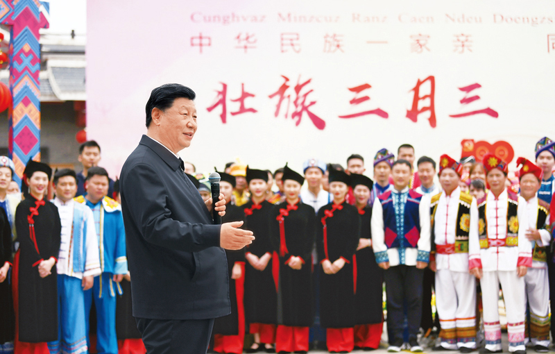 習總書記在廣西民族博物館外同參加歌圩節(jié)文化活動的各族群眾交流