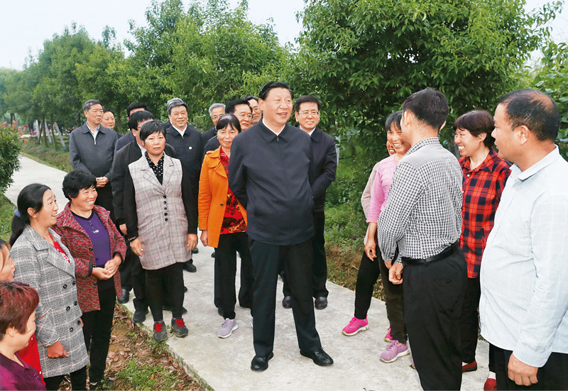 習總書記在河南丹江綠色果蔬園基地同村民交流
