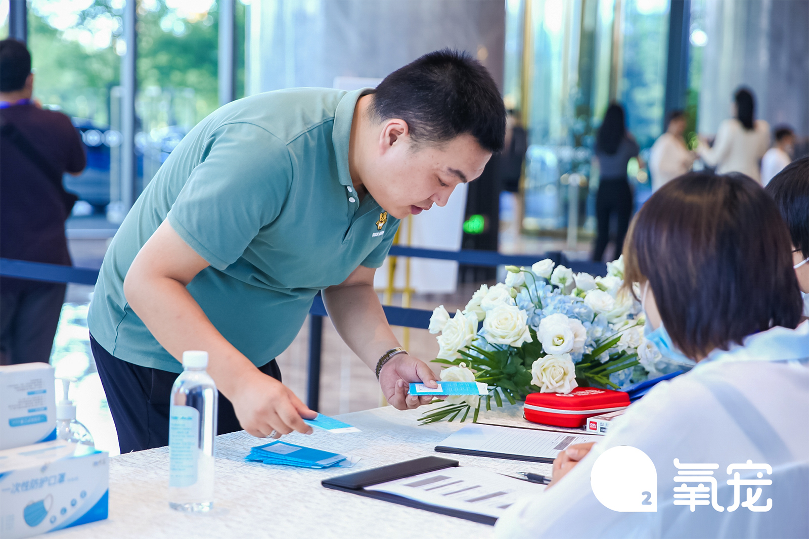 與會嘉賓辦理簽到