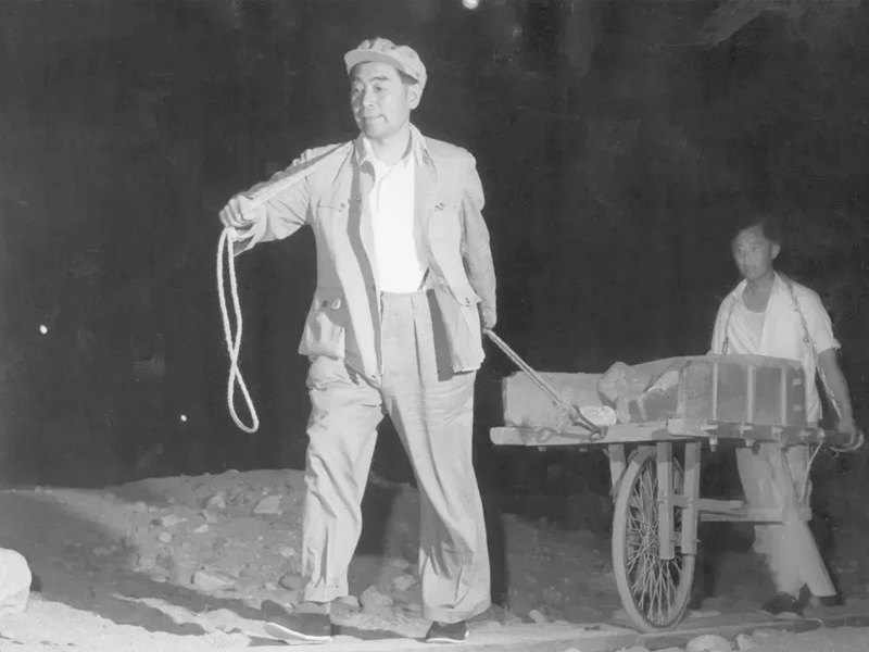 周恩來參與群眾勞動